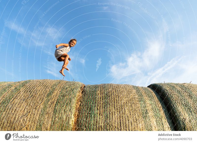Barfuß Mädchen läuft auf Heuhaufen rennen Bauernhof Himmel Wolken sonnig tagsüber Natur Lifestyle Freizeit Teenager Kind getrocknet Gras Stroh Brötchen