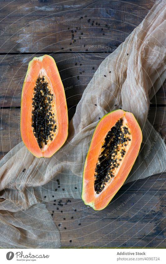 Hälften geschnittene frische Papaya auf hölzernen Hintergrund aufgeschnitten Zusammensetzung reif saftig Frucht Samen Gewebe lecker tropisch Lebensmittel