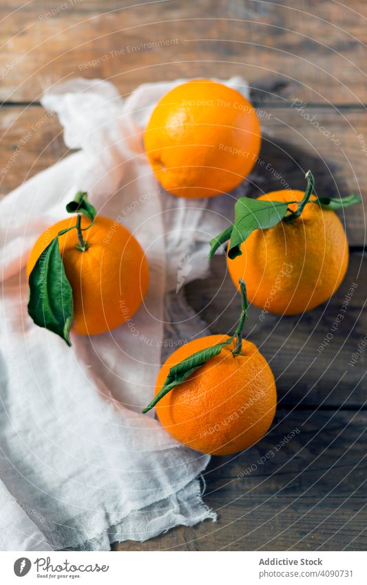 Frische Orangen auf dem Tisch frisch Serviette Lebensmittel natürlich organisch Frucht Saft Bestandteil Veganer Vegetarier süß geschmackvoll lecker Stoff Gewebe
