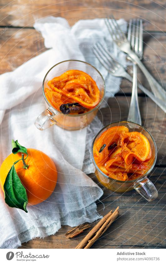 Ausgepresste Orangen mit Zimt gequetscht Becher frisch Tisch Serviette Gabeln Lebensmittel natürlich organisch Frucht Saft Bestandteil Scheiben Veganer