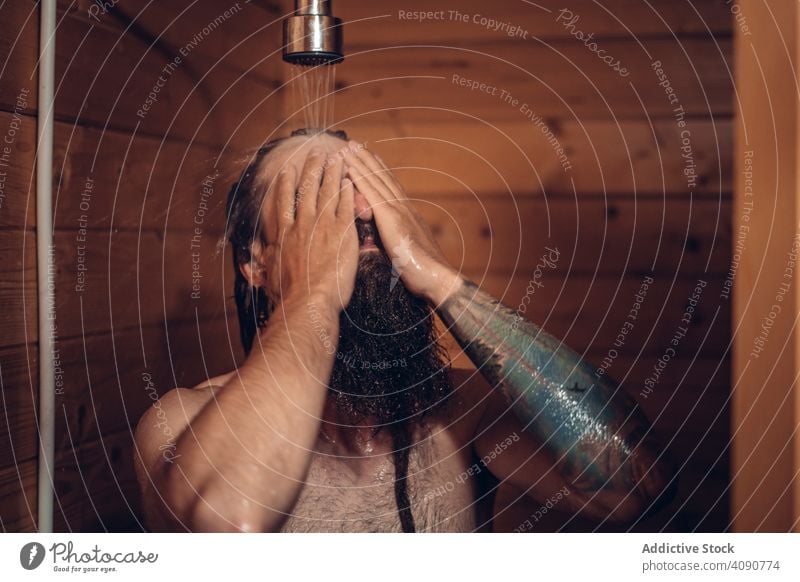Mann unter der Dusche im hölzernen Badezimmer Wasser männlich nass Sauberkeit Pflege Hygiene Gesundheit Hipster Person gutaussehend Morgen frisch bärtig