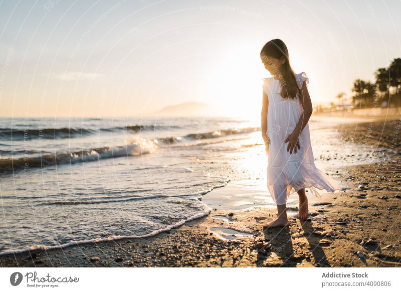 Adorable Mädchen zu Fuß und spielen am Meer bei Sonnenuntergang Seeküste laufen bezaubernd Meeresufer Sonnenschein Strand Sommer Wasser MEER sonnig Kind