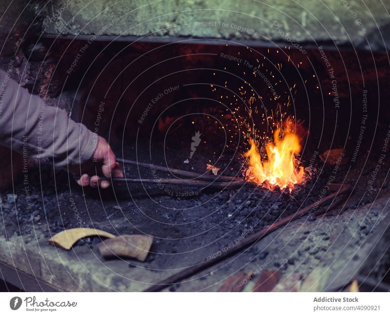 Schmied Hand Heizung Metall im Ofen Hufschmied Kohle geschmolzen heiß Gerät Werkzeuge traditionell Schmiede Werkstatt Handwerk schmieden alt Fähigkeit schwer