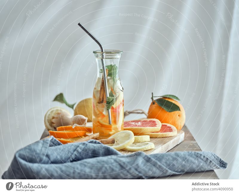 Zitronenlimonade auf Holzbrett Zitrusfrüchte orange Saft trinken Frucht frisch Glas Getränk liquide süß Frische organisch reif Diät Erfrischung Vitamin Cocktail