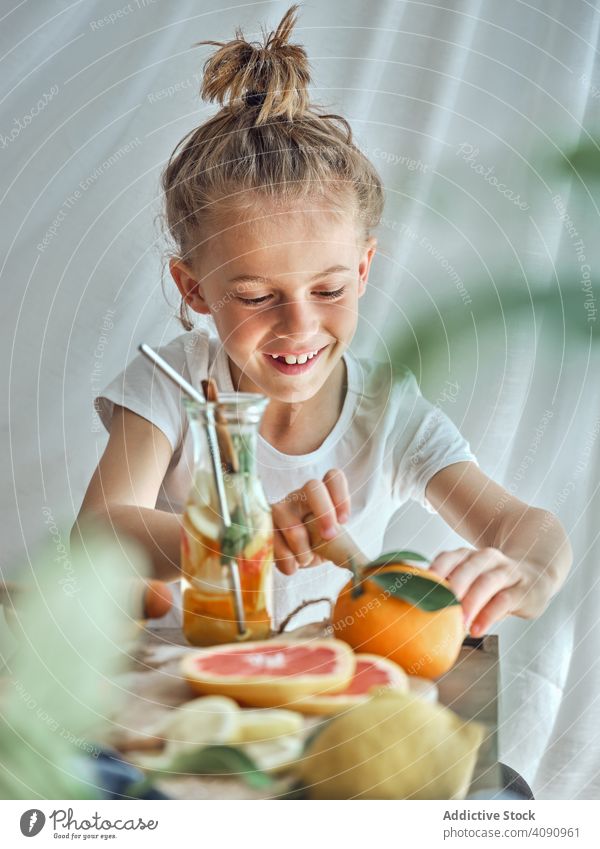 Junge presst Grapefruit für Saft Pressen Reibahle trinken Gesundheit Lebensmittel Menschen Limonade Lifestyle frisch Frucht Person organisch Ernährung