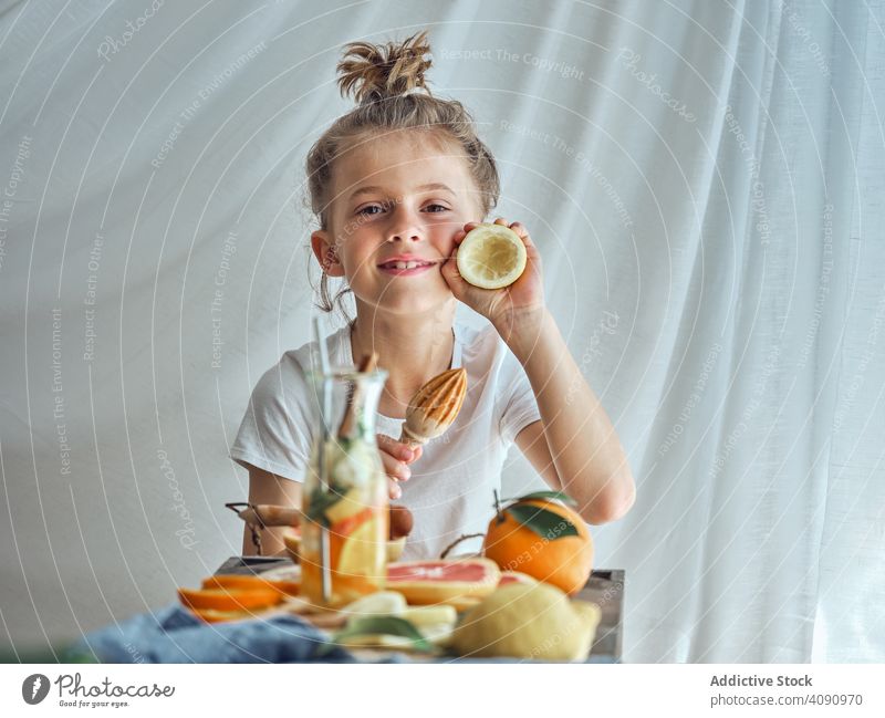 Junge hält Ahle und Schale einer Zitrone Pressen Saft orange Reibahle trinken Gesundheit Lebensmittel Menschen Lifestyle frisch Frucht Person organisch