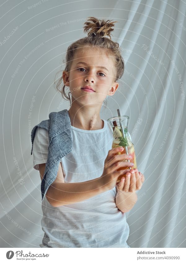 Junge hält Glasflasche mit Limonade Beteiligung Flasche trinken Kind Kindheit schön Menschen gutaussehend Lifestyle Gesundheit Glück attraktiv Erfrischung