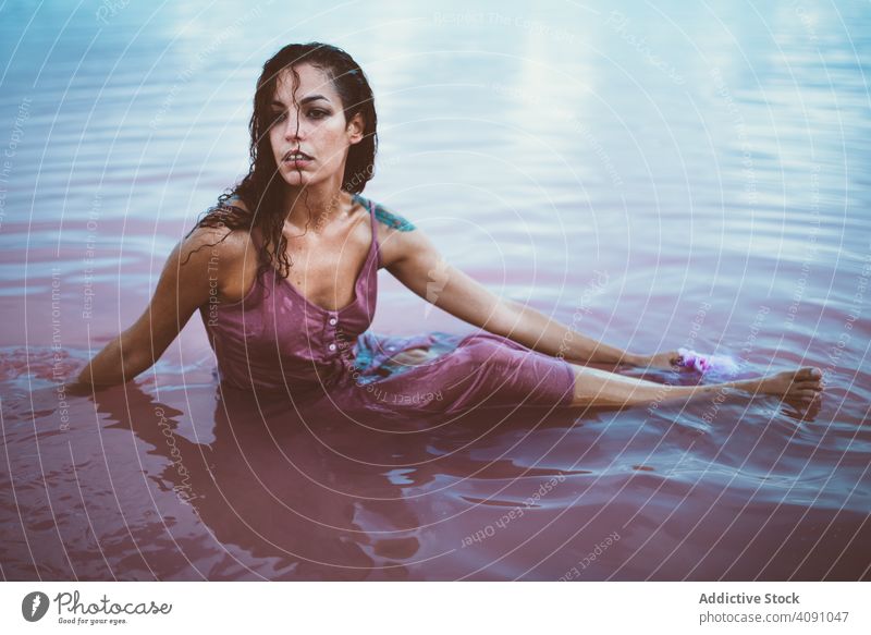 Frau im nassen Kleid sitzt im Wasser Sitzen jung schön MEER sich[Akk] entspannen Lifestyle Sommer Konzept posierend Model Meer attraktiv Menschen allein