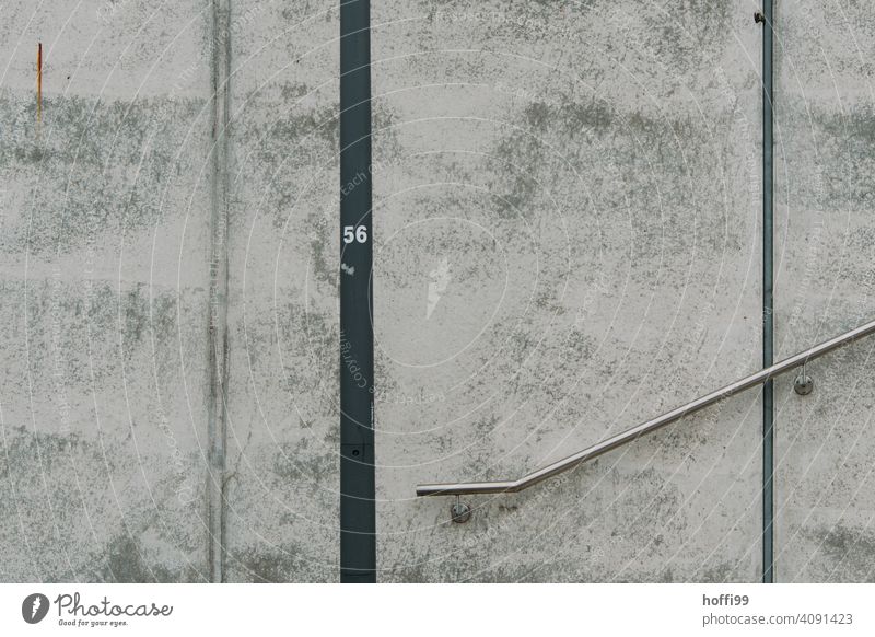 Handlauf auf Sichtbeton dreckig Minimalismus Spalten Architektur grau Sichtbetonwand minimalistisch Tristesse modern trist Design Linie Fassade