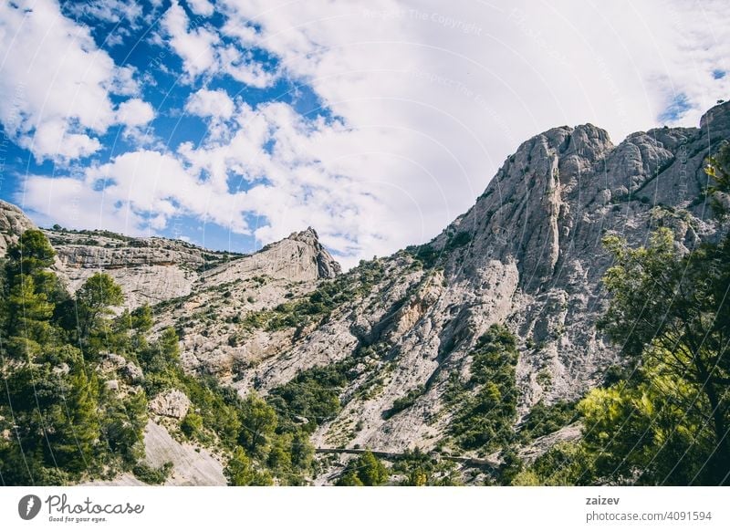 ruhiger Bach mit vielen Steinen auf dem Weg angefressen mehrschichtig Schlucht Natur im Freien Reiseziele Berge u. Gebirge Spanien Estragona Abstieg Moment