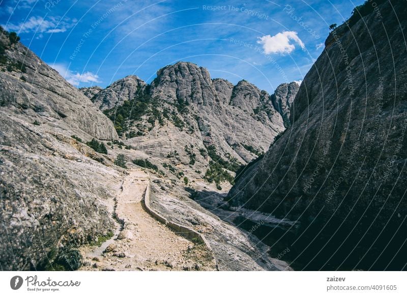 ruhiger Bach mit vielen Steinen auf dem Weg angefressen mehrschichtig Schlucht Natur im Freien Reiseziele Berge u. Gebirge Spanien Estragona Abstieg Moment