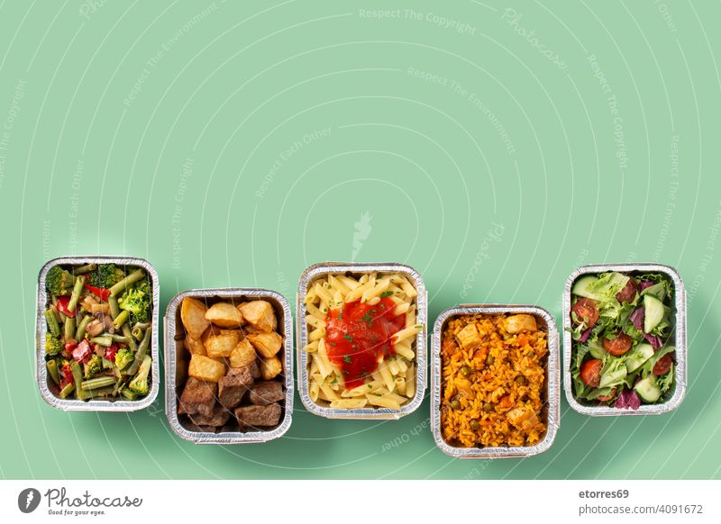 Gesundes Essen zum Mitnehmen in Folienboxen Aluminium Kisten Brokkoli Catering Container gekocht Versand Diät Abendessen Lebensmittel frisch gebraten grün