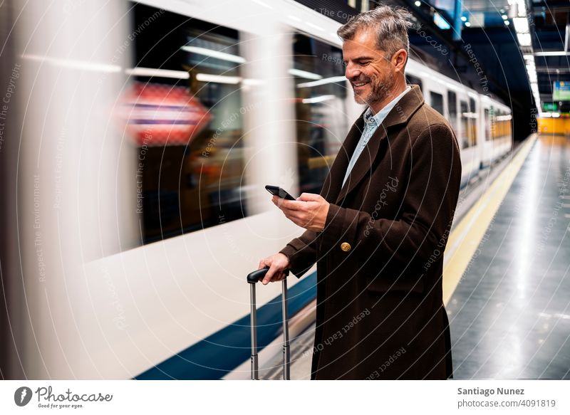 Geschäftsmann mit Smartphone in der U-Bahn. Mann Person Lifestyle Menschen mittleres Alter gutaussehend Senior Kaukasier Großstadt Erwachsener männlich Porträt