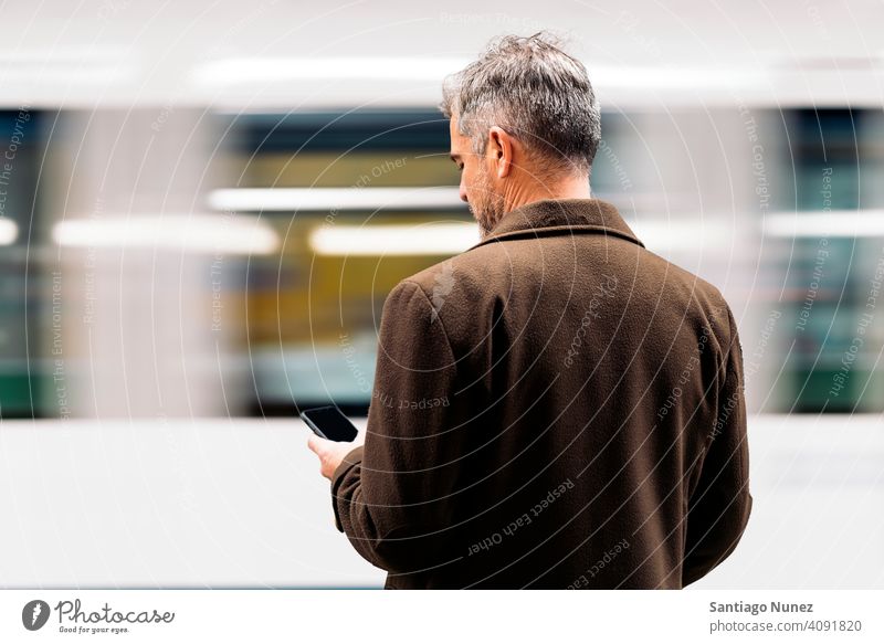 Unbekannter Geschäftsmann benutzt Smartphone in der U-Bahn. Mann Person Lifestyle Menschen mittleres Alter gutaussehend Senior Kaukasier Großstadt Erwachsener