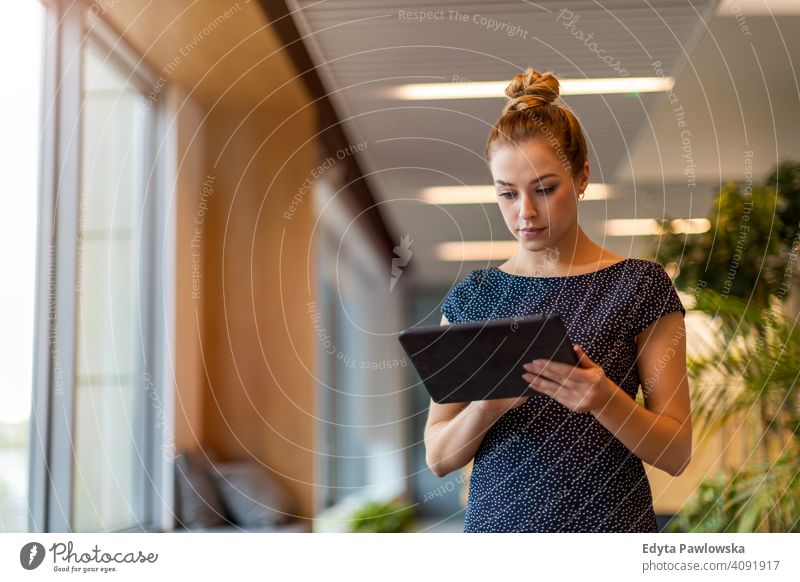 Junge Geschäftsfrau mit digitalem Tablet in ihrem Büro Frau Mädchen Menschen Unternehmer Business gelungen Erfolg professionell jung Erwachsener Lifestyle