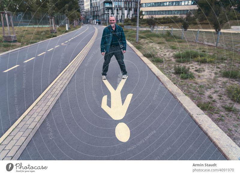 lachender, älterer Mann steht auf einem Fußgängerschild Lachen alt Straße Zeichen Piktogramm Lächeln im Freien Berlin Weg Straßenbelag Jeanshose Jacke Vollbart