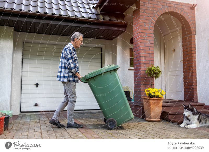 Älterer Mann bringt den Müll raus Senior älter Großvater alt Rentnerin in den Ruhestand getreten gealtert reif heimwärts Haus männlich Menschen Lifestyle
