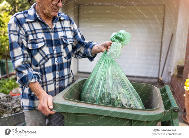 Älterer Mann bringt den Müll raus Senior älter Großvater alt Rentnerin in den Ruhestand getreten gealtert reif heimwärts Haus männlich Menschen Lifestyle