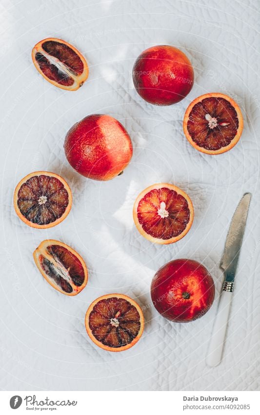 rote orangen. minimal stillleben frisch Gesundheit tropisch Saft exotisch sehr wenige Sommer Konzept Frucht Stil Hintergrund Frische Sommerzeit süß saftig
