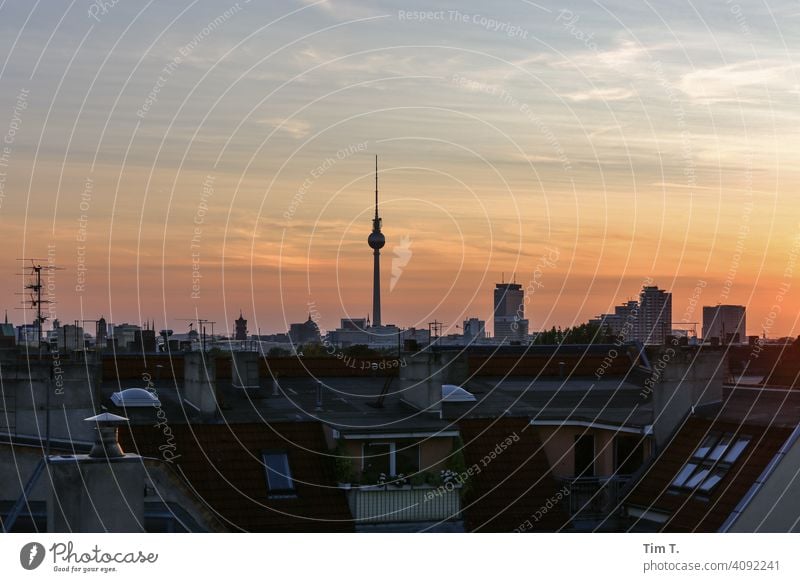 Blick über die Dächer Berlins bei Sonnenuntergang . Fernsehturm berlin du bist so wunderbar Friedrichshain tv tower sunset Himmel Stadt Wahrzeichen Turm