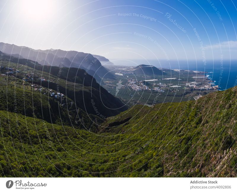 Malerische Ansicht der Stadt an der Küste mit Bergen Tal Drohnenansicht malerisch Spanien Teneriffa Landschaft Natur reisen Antenne abgelegen Tourismus