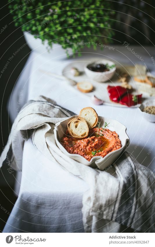 Syrische Muhammaracreme in einer Schale serviert Dip Amuse-Gueule Paprikaschoten Muttern Sirianische Creme muhammara Schalen & Schüsseln Sahne Essen zubereiten