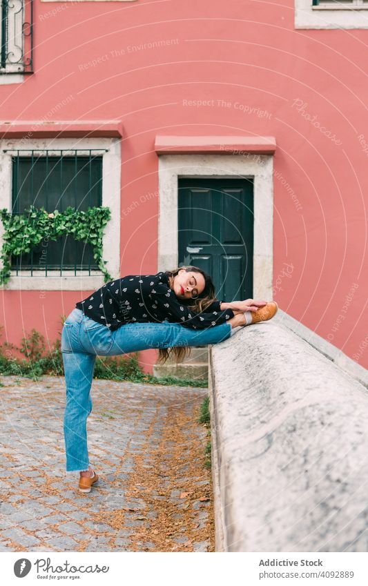 Lässige Frau tanzt auf einer alten Stadtstraße Tanzen Dehnung Straße Anmut jung Teenager gymnastisch Treppenhaus Aktion aktiv Übung sinnlich Zeitgenosse