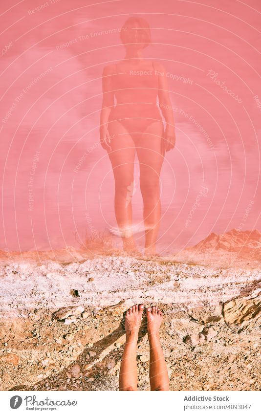 Fit Frau im Badeanzug posiert auf rosa Seeufer Strand Sommer Reflexion & Spiegelung Wasser passen schlank Rote Lagune Körperhaltung Meeresufer Oberfläche