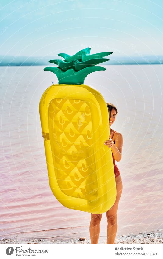Weiblich mit aufblasbarer Matratze an der Küste im Sommer Frau Schlafmatratze Air bedeckt Bräune Form Körper Meeresufer Ananas lebhaft Formular pulsierend