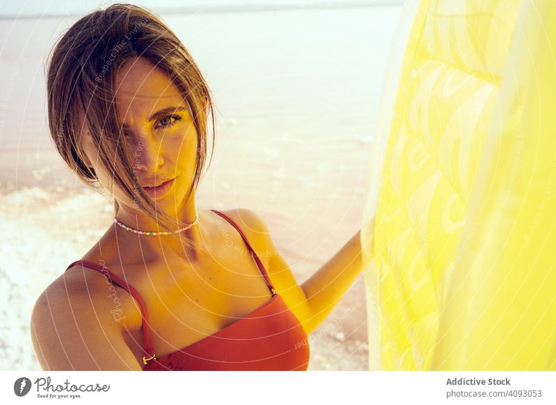 Sinnliche Frau mit aufblasbarer Matratze, die am Strand ruht Sommer Meeresufer sinnlich hell Schlafmatratze Schatten Licht Air ruhen Sommerzeit