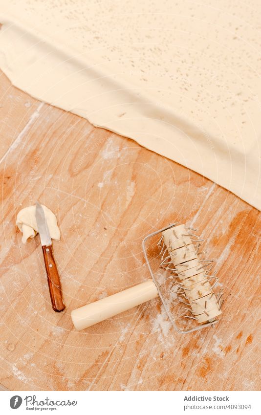 Kochwerkzeuge in der Nähe von Teig Teigwaren Gebäck Werkzeug Tisch Küche Bäckerei Messer mit Stacheln versehen Rolle Lebensmittel Feinschmecker Gerät Patisserie