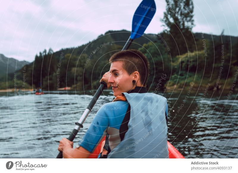 Weibliche Kajakfahrerinnen mit Paddel in erhobenen Händen Frau Sport Sella Fluss Spanien Wasser Kanu Aktivität Tourismus Abenteuer Lifestyle reisen freudig
