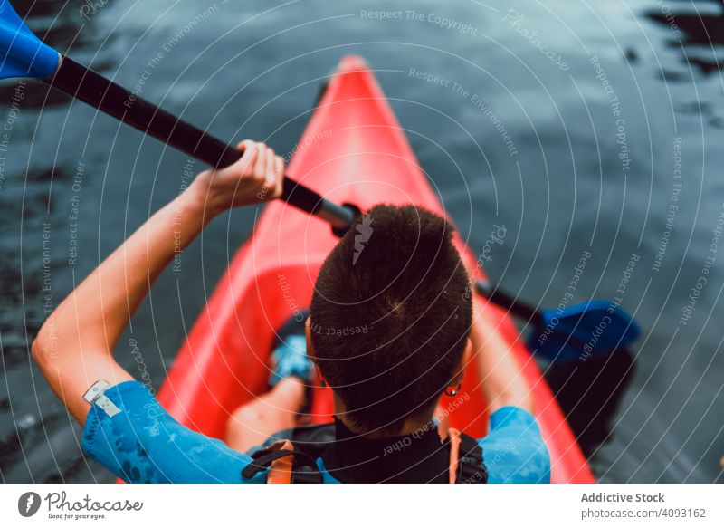 Weibliche Kajakfahrerinnen mit Paddel in erhobenen Händen Frau Gewinner Konkurrenz Sport Sella Fluss Spanien Wasser erhobene Hände Kanu Aktivität Tourismus