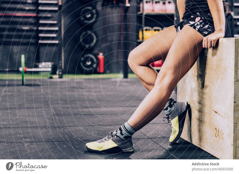 Schlanke Frau mit Pause im Fitnessclub sich[Akk] entspannen Fitnessstudio Fitness-Club müde schlanke Sportbekleidung Lifestyle Training Gesundheit Übung passen
