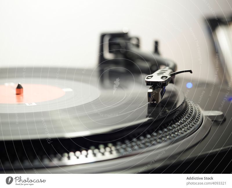 Vintage-Plattenspieler mit abspielender Vinyl-Phonoplatte Musik Plattenteller Aufzeichnen altehrwürdig Tonarm Audio schwarz Metall retro lp langes Stück