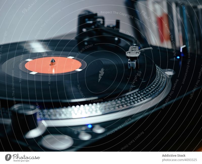 Vintage-Plattenspieler mit abspielender Vinyl-Phonoplatte Musik Plattenteller Aufzeichnen altehrwürdig Tonarm Audio schwarz Metall retro lp langes Stück