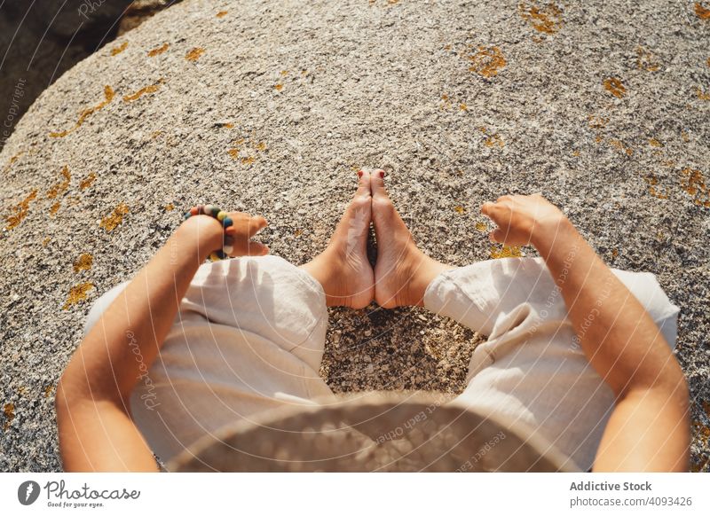 Person, die sich auf einem Stein sitzend entspannt Meditation Harmonie Ufer Sonnenlicht Zen warm üben Moment sich[Akk] entspannen hell Frieden Kraft nachdenken