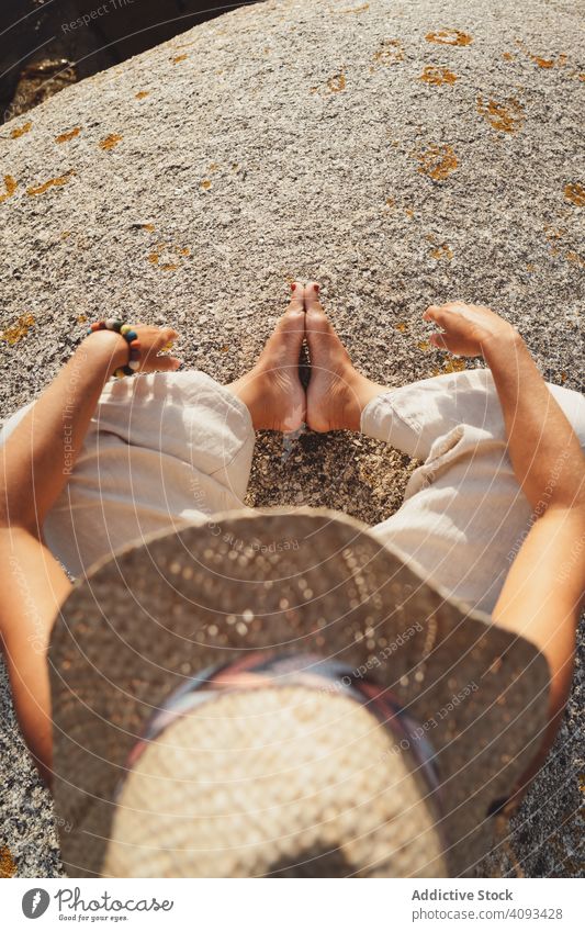 Person, die sich auf einem Stein sitzend entspannt Meditation Harmonie Ufer Sonnenlicht Zen warm üben Moment sich[Akk] entspannen hell Frieden Kraft nachdenken