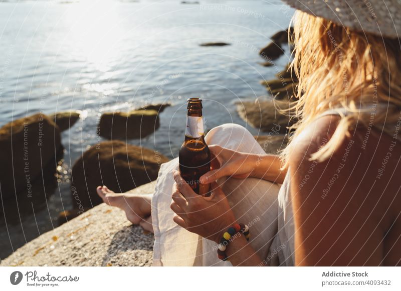 Frau entspannt sich und trinkt Bier am Strand Küste Seeküste trinken räkeln Erfrischung Kälte Sonnenlicht genießen Einsamkeit Flasche reisen Alkohol Feiertage