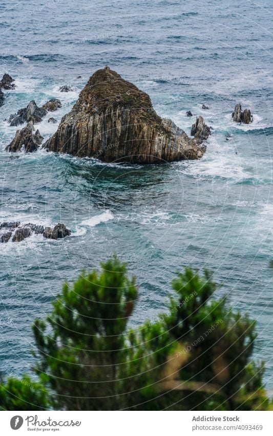 Felsgipfel umgeben von schäumendem Wasser an einem windigen Tag Gipfel Meer malerisch Cloud Natur Landschaft nautisch dramatisch felsig MEER Küste reisen