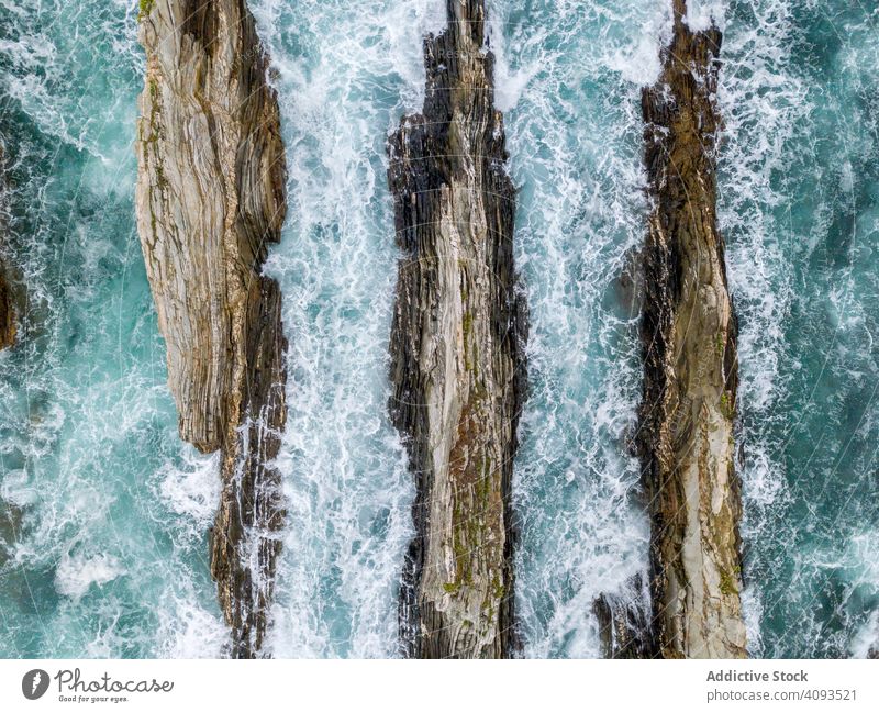 Steinrücken auf hoher See bei stürmischem Wetter Kamm Meer malerisch Natur nautisch dramatisch felsig Wasser MEER Küste reisen Tourismus natürlich gefährlich