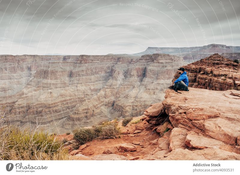 Mann mit Pause auf einem Felsen Klippe Schlucht überdrüssig sich[Akk] entspannen Top bewundern Landschaft männlich USA Natur Erholung wandern Tourismus