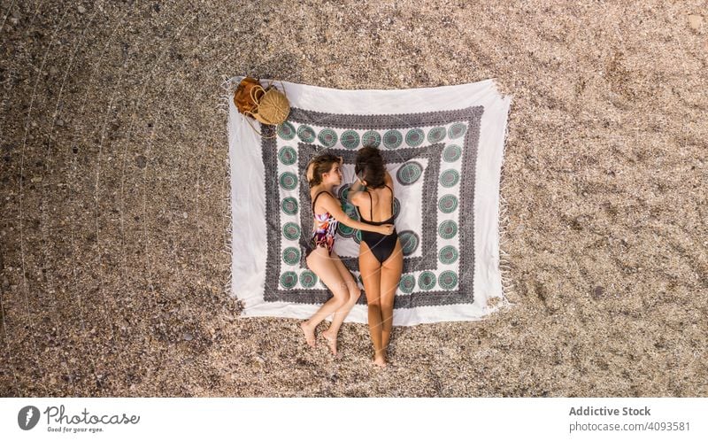 Freundinnen liegen am Strand und entspannen sich Frauen sich[Akk] entspannen Zusammensein Urlaub Resort bester Freund Feiertage Tourismus Freundschaft Glück