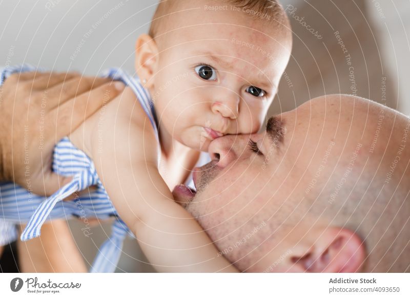 Vater küsst Baby auf die Wange Kuss Liebe Familie Kind Erwachsener Mann Glück Kindheit Eltern Kleinkind Lächeln geschlossene Augen Freude Zuneigung Nähe Bonden