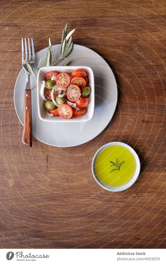 Frisches vegetarisches Essen auf dem Teller Salatbeilage Kirschtomate Gemüse frisch Vegetarier Erdöl Mahlzeit organisch oliv Schalen & Schüsseln Saucen schäbig