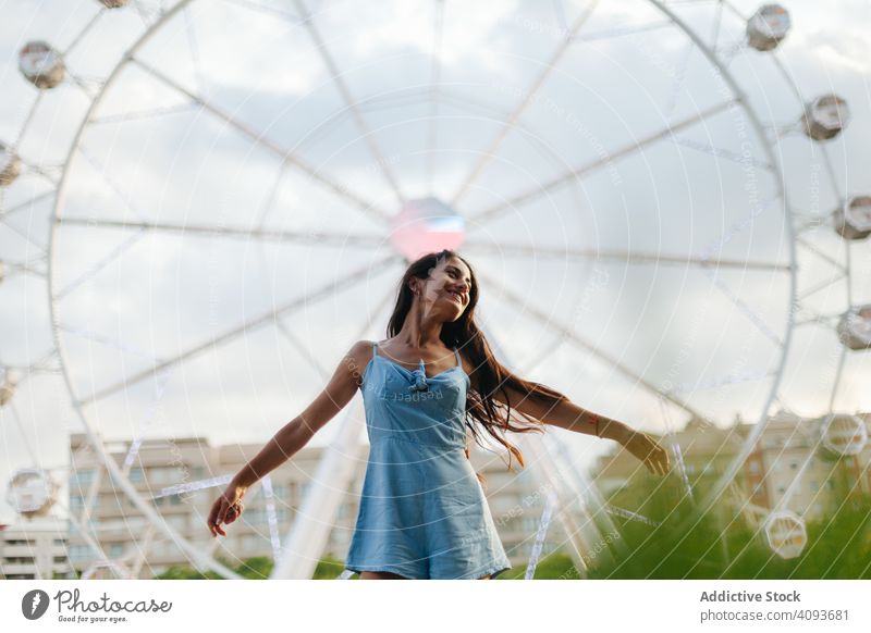 Verträumte Frau ruht sich am Riesenrad im Vergnügungspark aus verträumt Sommer Messegelände Sonnenkleid ruhen entspannt Windstille Entertainment wehmütig