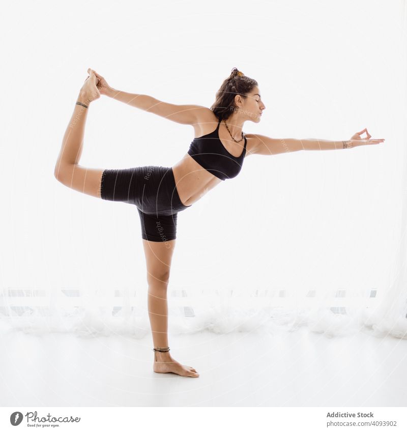 Sportliche Frau, die im Raum eine Yogapose einnimmt praktizieren positionieren Erholung Übung schön Fitness Freizeit Training meditieren Wellness