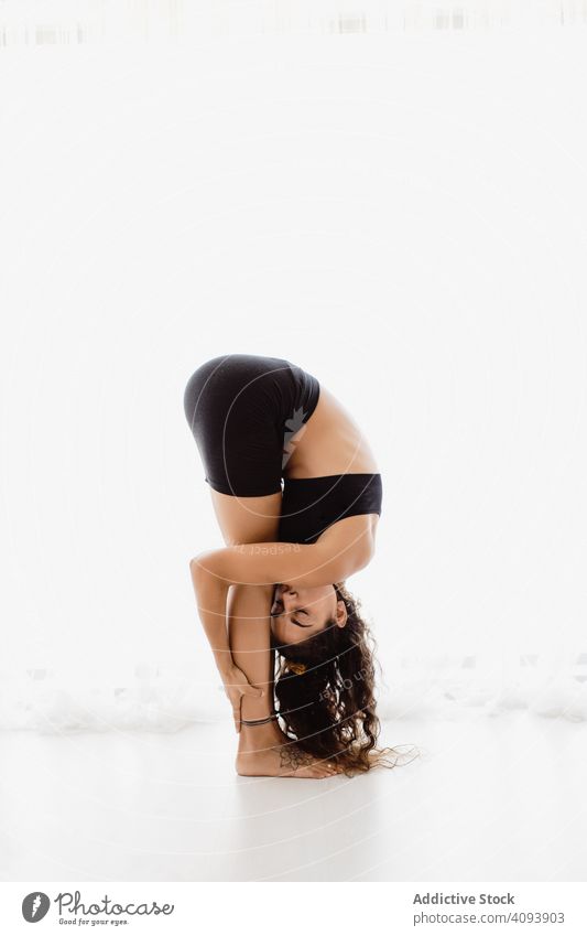 Sportliche Frau, die im Raum eine Yogapose einnimmt praktizieren positionieren Erholung Übung schön Fitness Freizeit Training meditieren Wellness