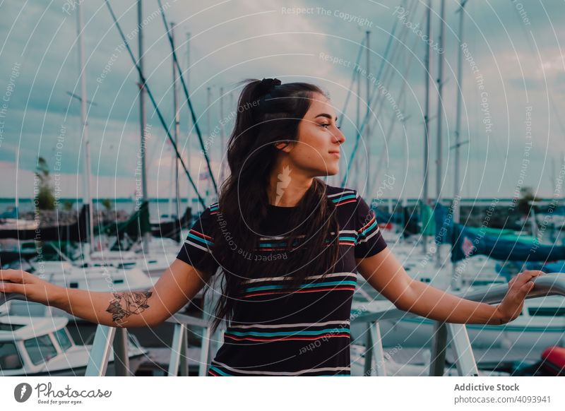 Lächelnde Frau, die auf einem belebten städtischen Steg steht Pier Kai hafen Jacht genießen Boot MEER Natur Glück Sommer jung Freizeit Seeküste Jachthafen