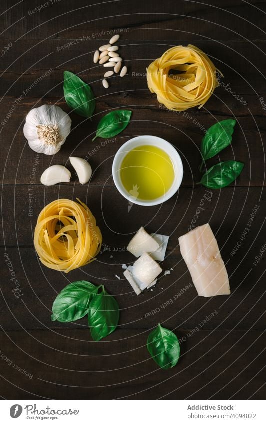 Zutaten für Pesto-Pasta am Tisch angeordnet Spätzle Bestandteil Ordnung frisch Kraut Käse Knoblauch Erdöl Tagliatelle rustikal hölzern Lebensmittel Basilikum